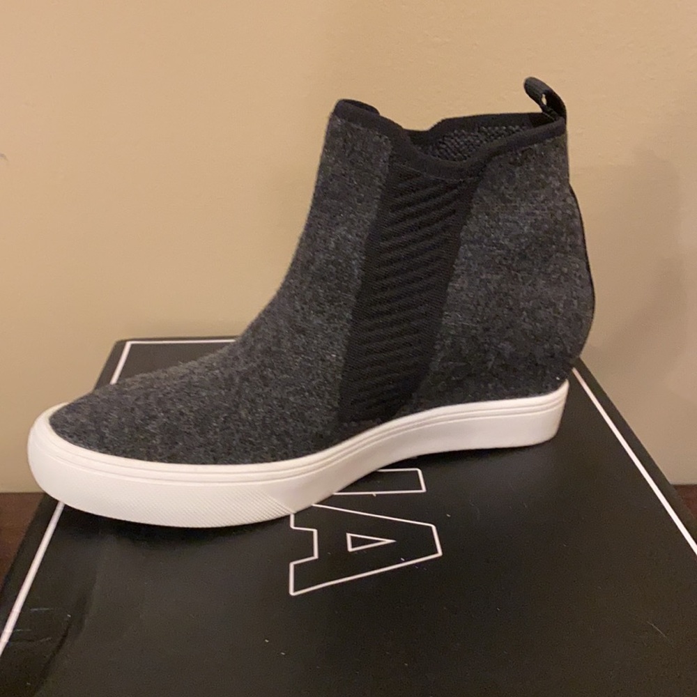 MIA Hidden Wedge Sneakers - Picture 4 of 8